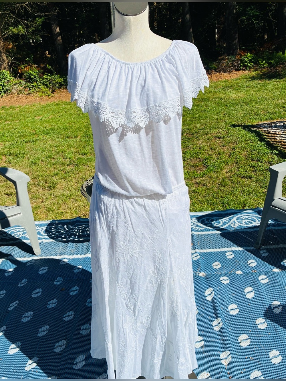White Skirt Set 2pc EUC
Large Top w medium skirt elastic waist